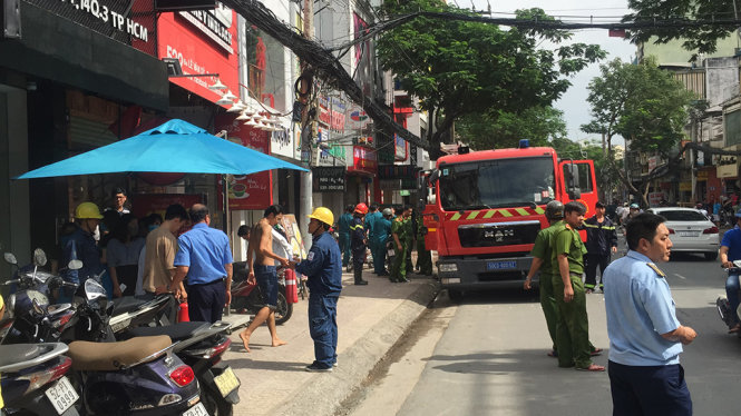 Lực lượng chức năng tại hiện trường - Ảnh: NGỌC KHẢI